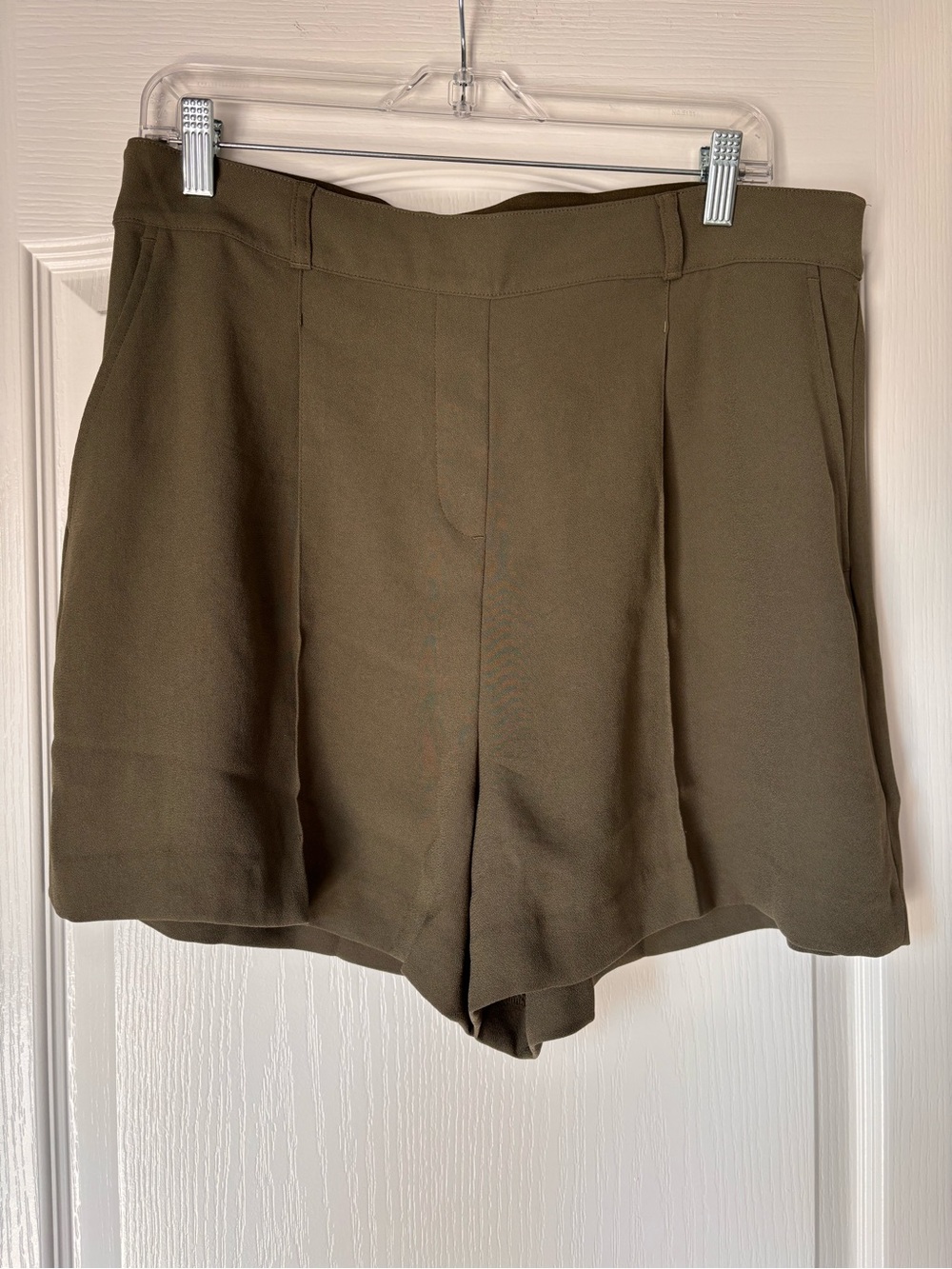 Spanx Carefree Crepe Pleated Pull On Shorts olive green size XL